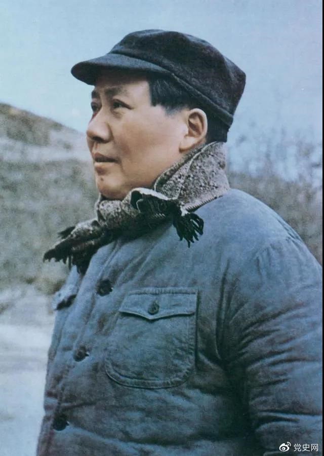 　　1947年3月18日，中共中央机关主动撤离延安。毛泽东和周恩来、任弼时等继续留在陕北，指挥全国人民解放战争。这是转战陕北前夕的毛泽东。